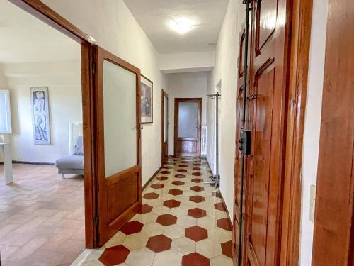 corridoio con porta e pavimento piastrellato di Attico Il Magnifico Volterra a Volterra