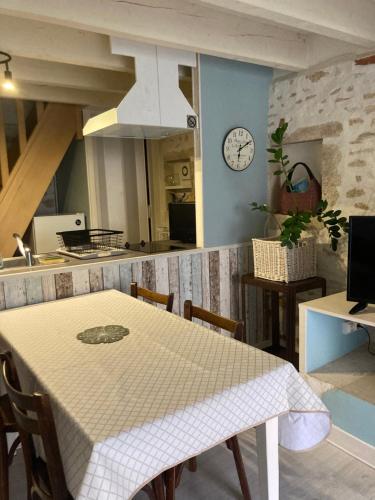 Dapur atau dapur kecil di Logis côté Jardin