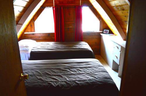 - 2 lits dans une petite chambre dans une cabine dans l'établissement Cozy Cabin at RED - Steps to Skiing & Trails, à Rossland