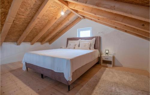 una camera da letto con un grande letto in mansarda di Nice Home In Zavojane With Kitchen a Zavojane