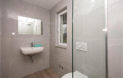 e bagno con servizi igienici, lavandino e doccia. di Nice Home In Zavojane With Kitchen a Zavojane