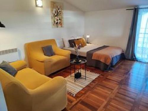 1 dormitorio con 1 cama, 1 sofá y 1 silla en Sweet Apartments, en Makarska