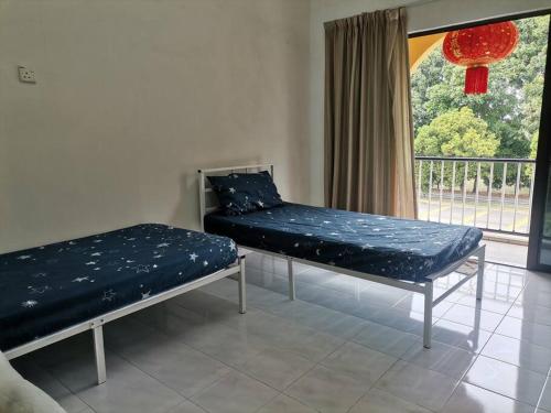 Zimmer mit 2 Betten vor einem Fenster in der Unterkunft Eng Ban Hin guesthouse in Malakka