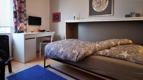 una camera con letto e scrivania con computer di Bed&Breakfast_Einzelzimmer a Sauerthal