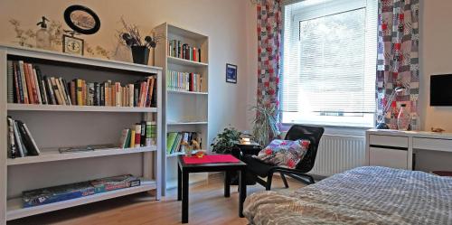 una camera con letto, scrivania e libreria di Bed&Breakfast_Einzelzimmer a Sauerthal