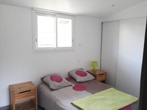 - une chambre avec un lit avec deux oreillers et une fenêtre dans l'établissement Maison de 4 personnes, à Saint-Porchaire