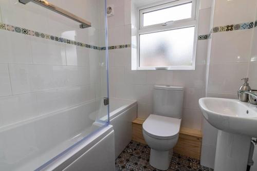 a bathroom with a toilet and a sink and a shower at Two Bed Heron House Free parking close to Nottingham university & QMC in Nottingham