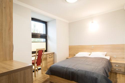 sypialnia z łóżkiem, biurkiem i oknem w obiekcie Małe Tęczowe Wzgórze w Wiśle