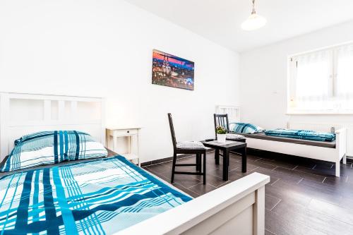 1 dormitorio con 1 cama, 1 sofá y 1 silla en Messewohnung Buchforst en Colonia