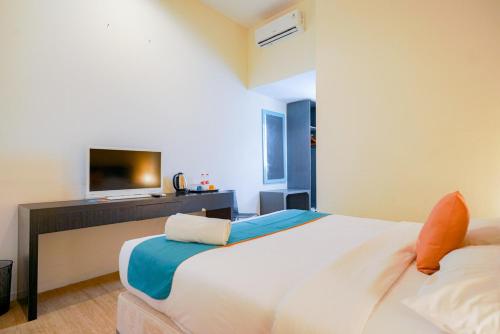 Ένα ή περισσότερα κρεβάτια σε δωμάτιο στο Sans Sunset Point Seminyak