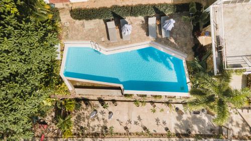 una vista aérea de una piscina con sillas y árboles en Saravoan-Kep Hotel en Kep