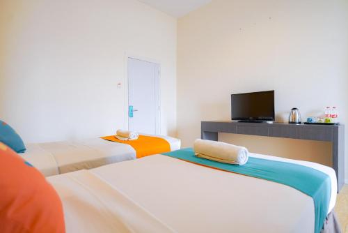Postel nebo postele na pokoji v ubytování Sans Sunset Point Seminyak