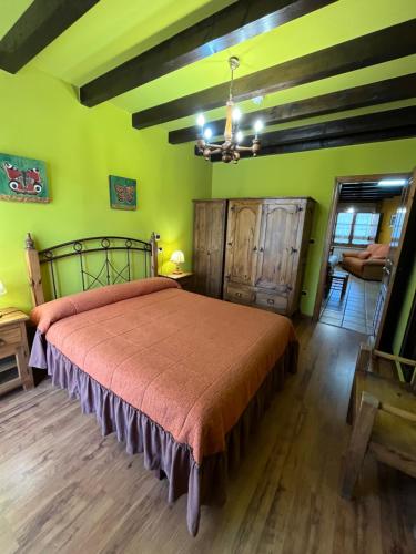 a bedroom with a bed in a room with green walls at Apartamentos Turisticos Paseo de la Alameda in Villaviciosa