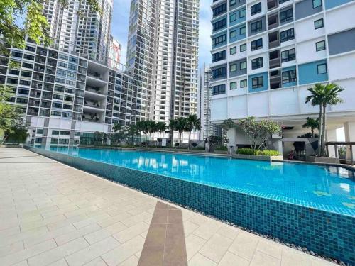 une piscine dans une ville avec de grands bâtiments dans l'établissement Shah Alam - Hyde Tower I-City, à Shah Alam