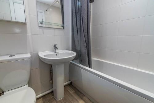 bagno bianco con lavandino e servizi igienici di Percy House Cosy 2 Bedroom Home, Private Garden FREE PARKING Long Stays welcome a Nottingham