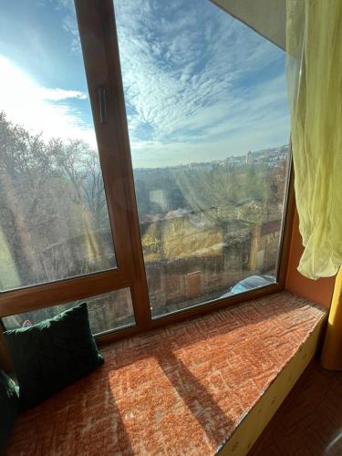 Cette chambre dispose d'une grande fenêtre avec vue. dans l'établissement HOTEL BOLYARI, à Veliko Tarnovo
