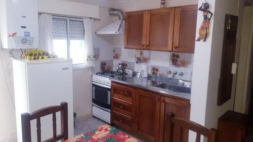 uma pequena cozinha com um fogão e um lavatório em Lo de Liliana em Tanti