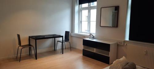 sala de estar con escritorio y TV en Private Room in a shared apartment, en Odense