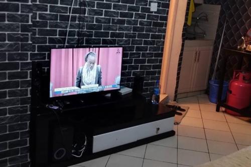 uma televisão em cima de uma cómoda preta em Monique Furnished Studio apartment -South B em Nairobi