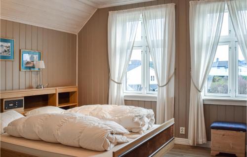 Rúm í herbergi á 4 Bedroom Nice Home In Bekkjarvik
