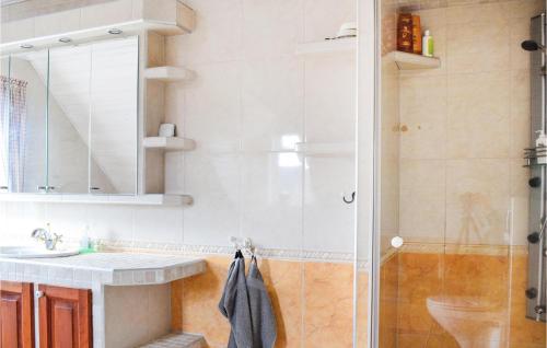 Bilik mandi di 4 Bedroom Nice Home In Bekkjarvik