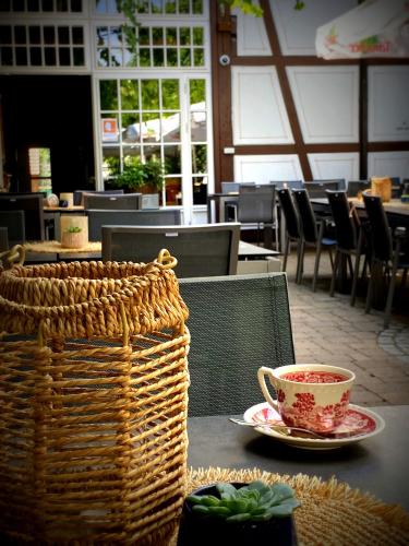 una mesa con una cesta y una taza de té en Am Treidelpfad, en Haßmersheim
