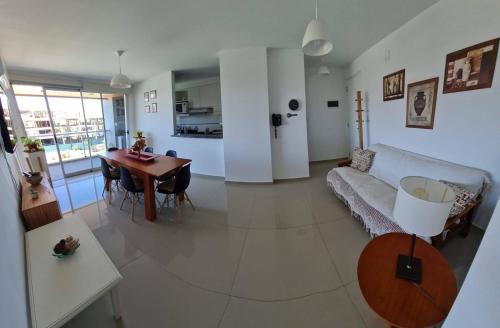 sala de estar con sofá y mesa en Medilan Kempes Exclusivo en Córdoba