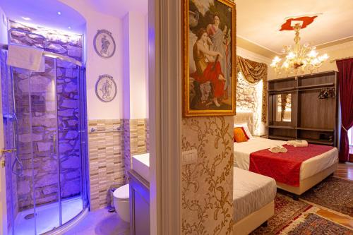 a bedroom with a shower and a bed and a bathroom at Giardini dell'Arena Relais in Verona