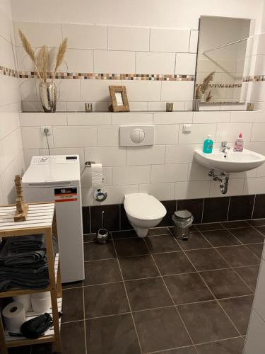 a bathroom with a toilet and a sink at Cityliebe in Magdeburg