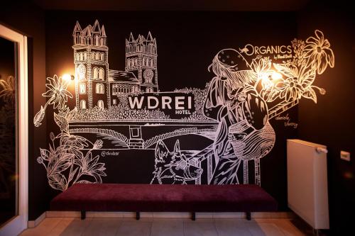 un murale in una stanza con panchina di WDREI Hotel a Monaco