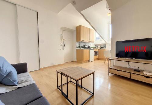 un salon avec un canapé et une télévision dans l'établissement Nestor&Jeeves - CITY BREAK - Central - Very close sea, à Nice