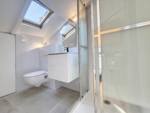 une salle de bain avec toilettes et douche en verre dans l'établissement Nestor&Jeeves - CITY BREAK - Central - Very close sea, à Nice