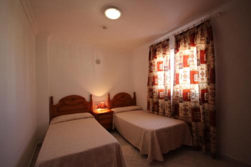 A bed or beds in a room at Apartamentos Isla Tenerife Sur