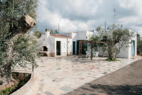 a patio in front of a white house at Pescoluse Houses in Marina di Pescoluse