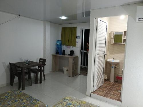 Zimmer mit einem Tisch und einem Esszimmer in der Unterkunft LodgeFabi'sPlace in San Andrés