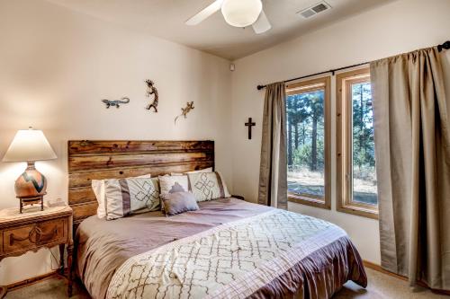 Posteľ alebo postele v izbe v ubytovaní Blue Lake Lodge, 7 Bedrooms, Sleeps 18, Pet Friendly, Hot Tub, Views