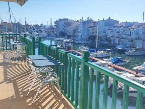 - Balcón con mesa y sillas y puerto deportivo en Port Ducal, en Empuriabrava