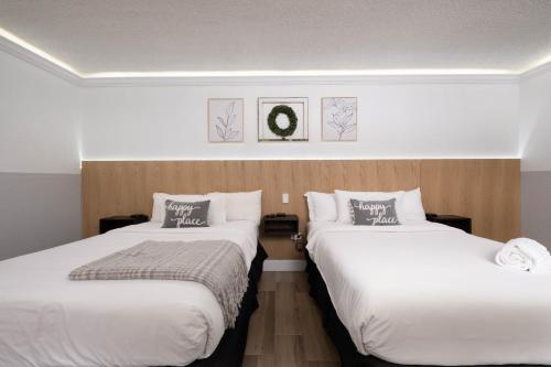 Кровать или кровати в номере Cactus Cove Inn and Suites