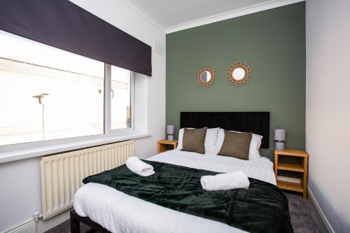 Un dormitorio con una cama grande y una ventana en Roberts House by #ShortStaysAway, en Blythe