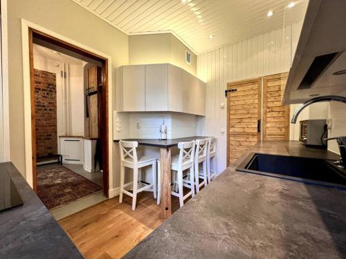 a kitchen with a island in the middle of a room at Uniikki&Upea Helmi ydinkeskustassa in Tampere