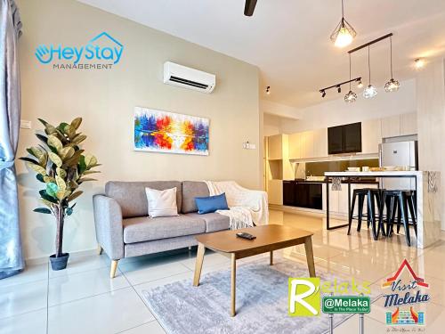 TV a/nebo společenská místnost v ubytování Atlantis Residences Melaka by HeyStay Management
