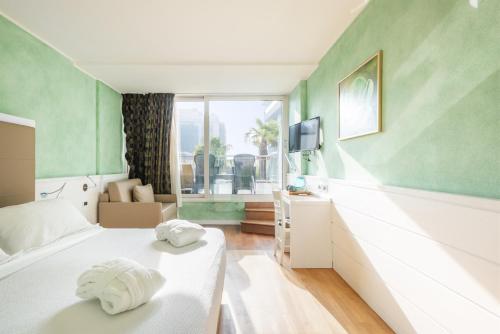 een hotelkamer met een bed met handdoeken erop bij Hotel Gabry in Riva del Garda