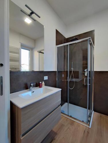 a bathroom with a sink and a shower at La residenza del viale in Treviglio