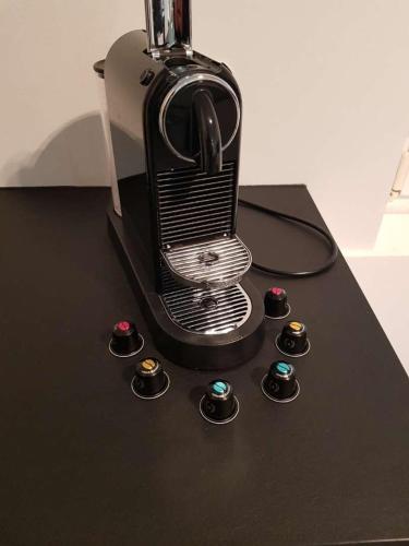 une table noire avec un mixeur en haut dans l'établissement Appartement centre-ville rénové 6/8 personnes, à Gérardmer