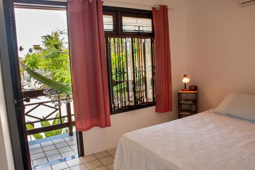 a bedroom with a bed and a window with a view at Apartamento a 400 metros da Praia do Frances-AL in Marechal Deodoro