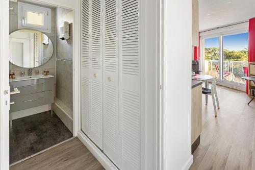 ein Badezimmer mit Waschbecken und Spiegel in der Unterkunft RÉSIDENCE ALCANTARA vue mer, première ligne in Saint-Brevin-les-Pins