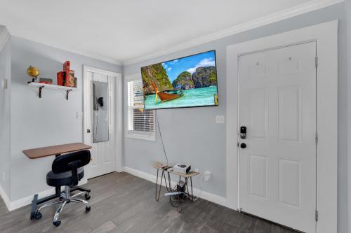 Televiisor ja/või meelelahutuskeskus majutusasutuses A Cottage - Walk to UC Davis & Shriners