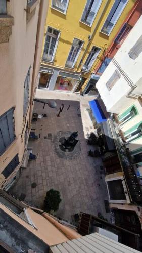 - une vue sur la cour dans un bâtiment dans l'établissement Studio en plein centre historique de perpignan, à Perpignan