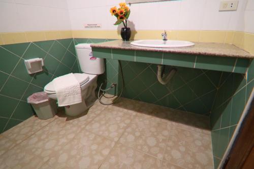 y baño con aseo y lavamanos. en Coconut House Resort en Koh Samui