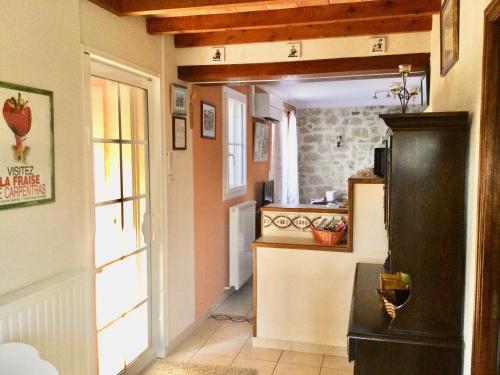 a hallway with a door leading to a kitchen at le vieux pont in Carpentras